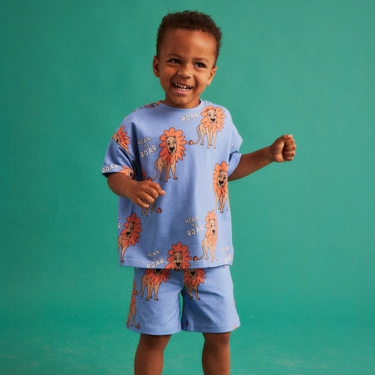 Boy wearing Dear Sophie organic Short sleeve t-shirt- lion blue