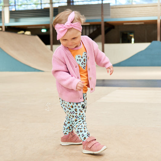Girl wearing Fred's World organic Puff sleeve top- leopard heart