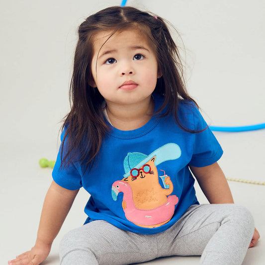 Girl wearing Fred's World organic Short sleeved t-shirt- beach cat