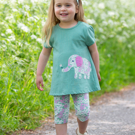 Girl wearing Kite organic Flower patch pedal pushers