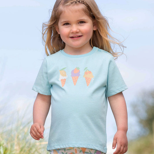 Girl wearing Kite Organic Short-sleeved t-shirt- sorbet smiles
