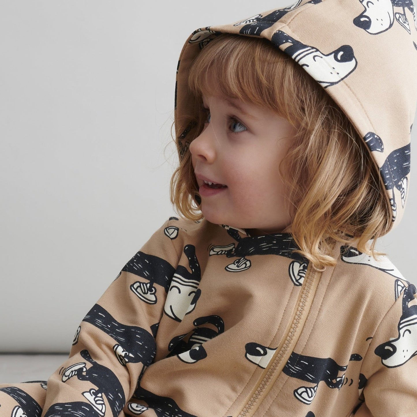 Baby wearing Mainio organic Hooded jumpsuit- jog dog