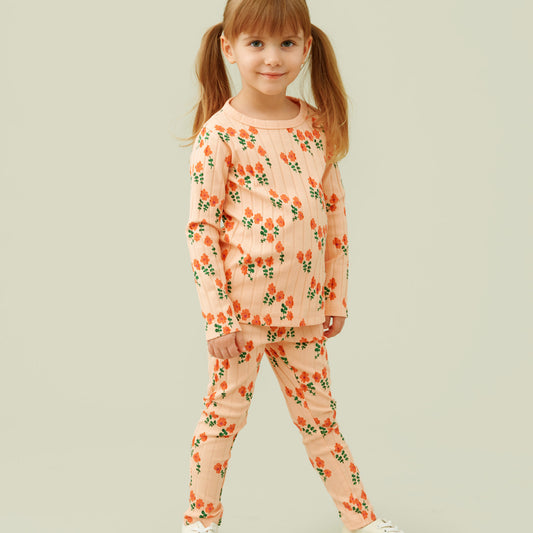 Girl wearing Mainio organic Mellow wide rib shirt