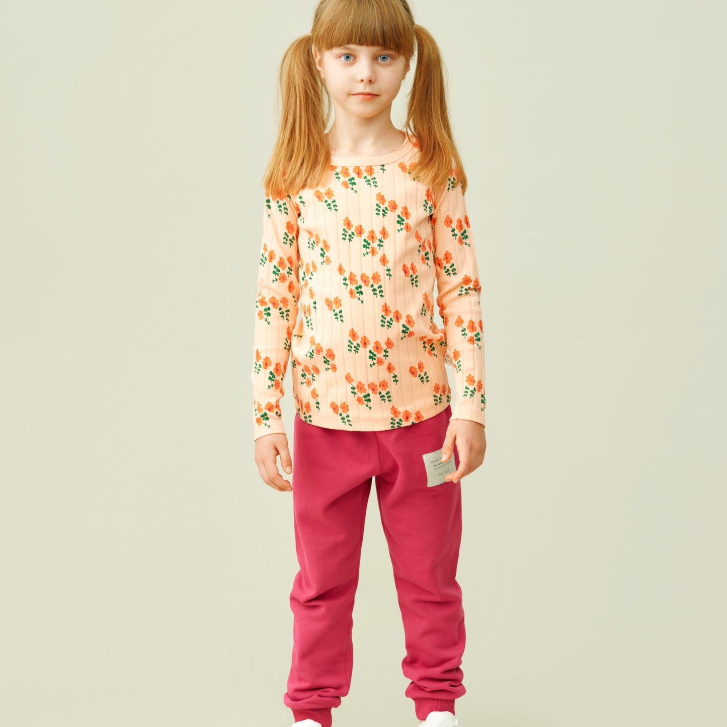 Girl wearing Mainio organic Mellow wide rib shirt
