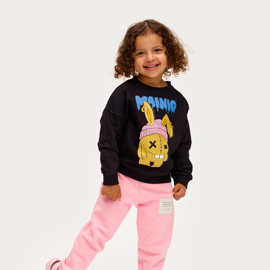 Girl wearing Mainio organic Sweatshirt- rag bunny