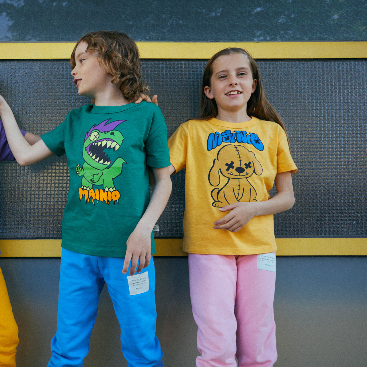 Girl wearing Mainio organic Short sleeve t shirt- rag dog