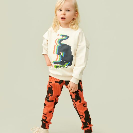 Girl wearing Mainio organic Shadow wide rib pants