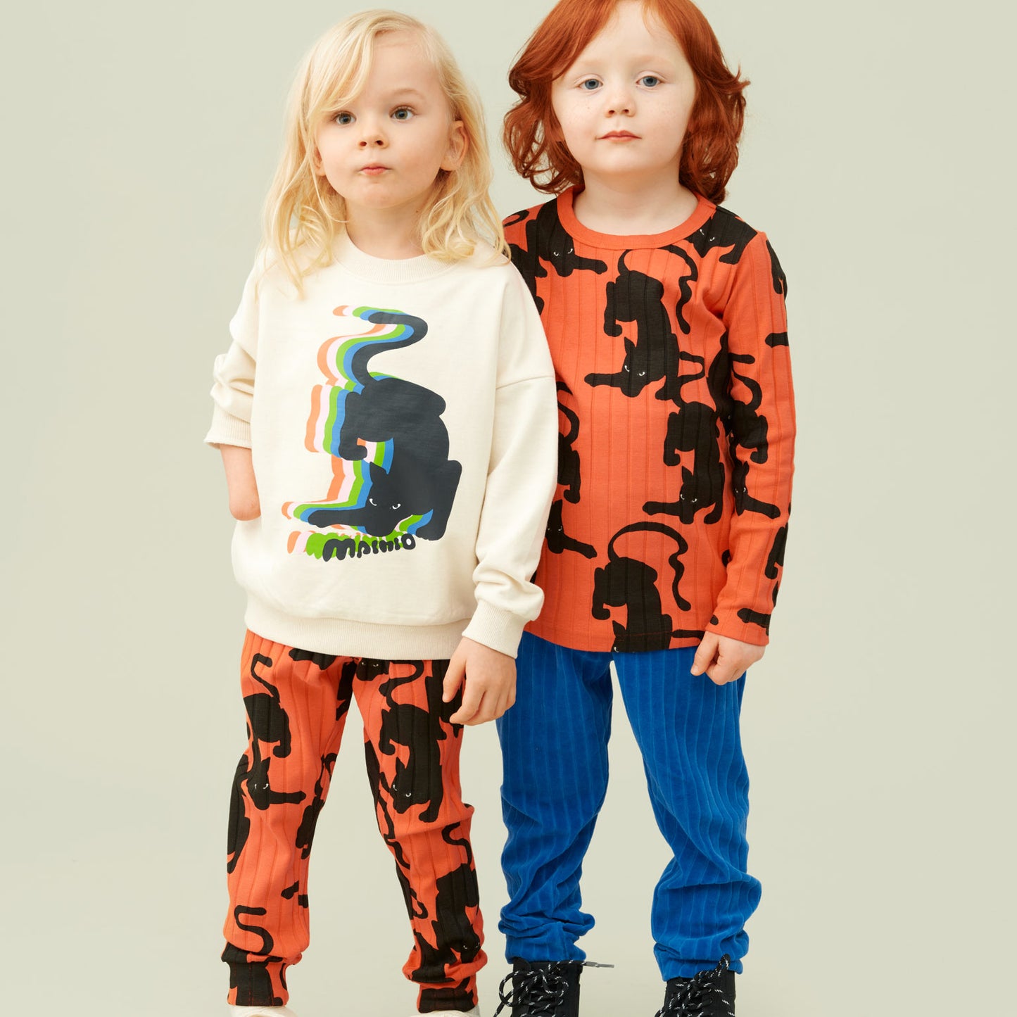 Girl wearing Mainio organic Shadow wide rib pants