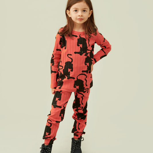 Girl wearing Mainio organic Shadow wide rib shirt