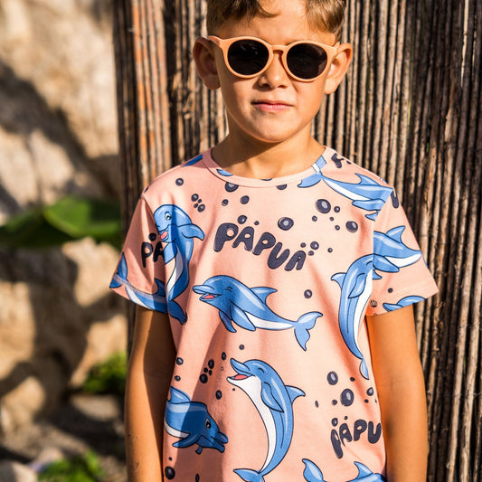 Boy wearing Mullido organic T-shirt- dolphins, peach