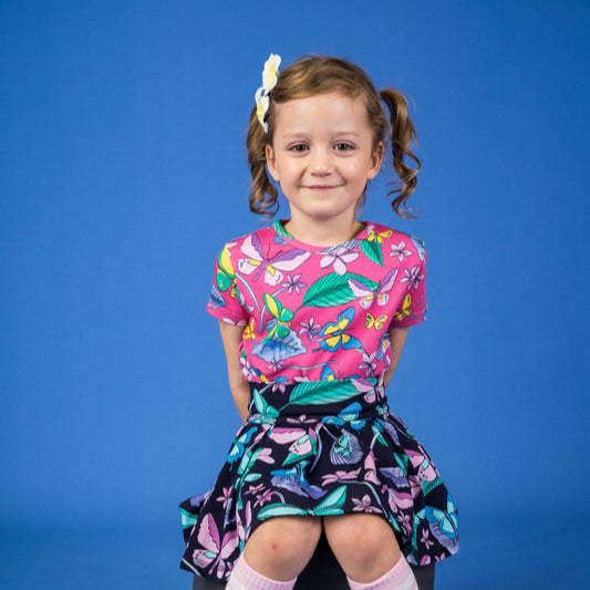 Girl wearing Mullido organic T-shirt- pink butterflies