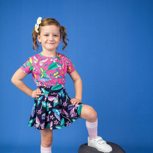 Girl wearing Mullido organic T-shirt- pink butterflies