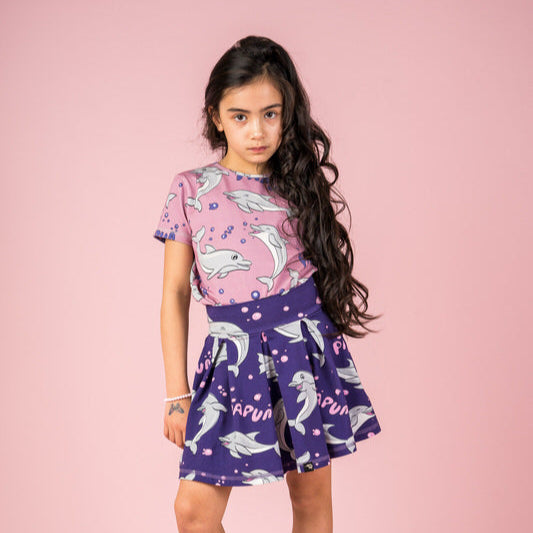 Girl wearing Mullido organic T-shirt- dolphins, pink