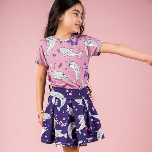 Girl wearing Mullido organic T-shirt- dolphins, pink