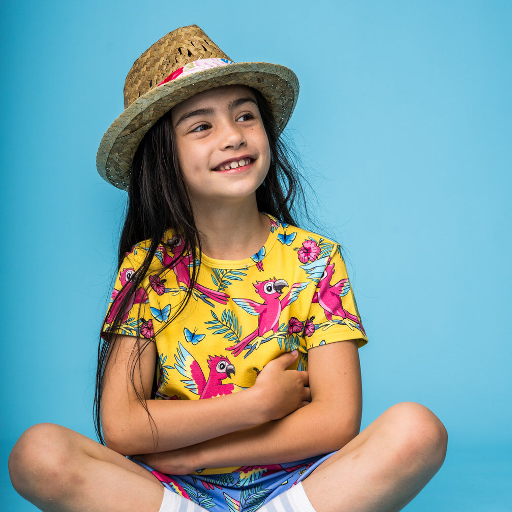 Girl wearing Mullido organic T-shirt- yellow parrot