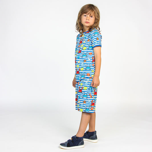 Boy wearing Smafolk organic Shorts- crabs, brilliant blue