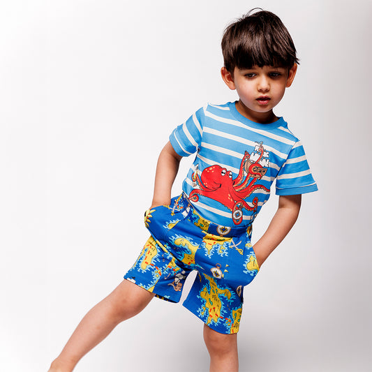 Boy wearing Smafolk organic Shorts- pirate, royal blue