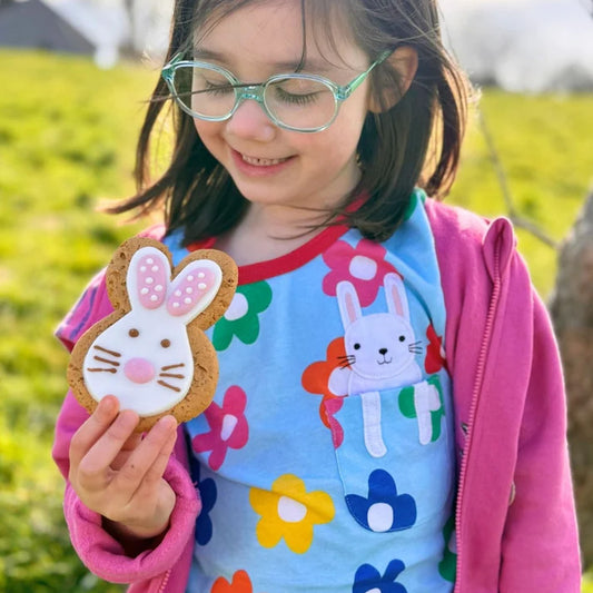 Toby Tiger Organic Short sleeved t-shirt: rainbow bloom bunny pocket