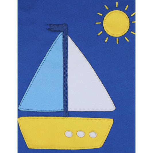 Toby Tiger Organic Short sleeved t-shirt: sailboat appliqué, closeup