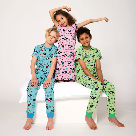 Girl wearing Villervalla organic Nightgown- ostrich, blossom pink