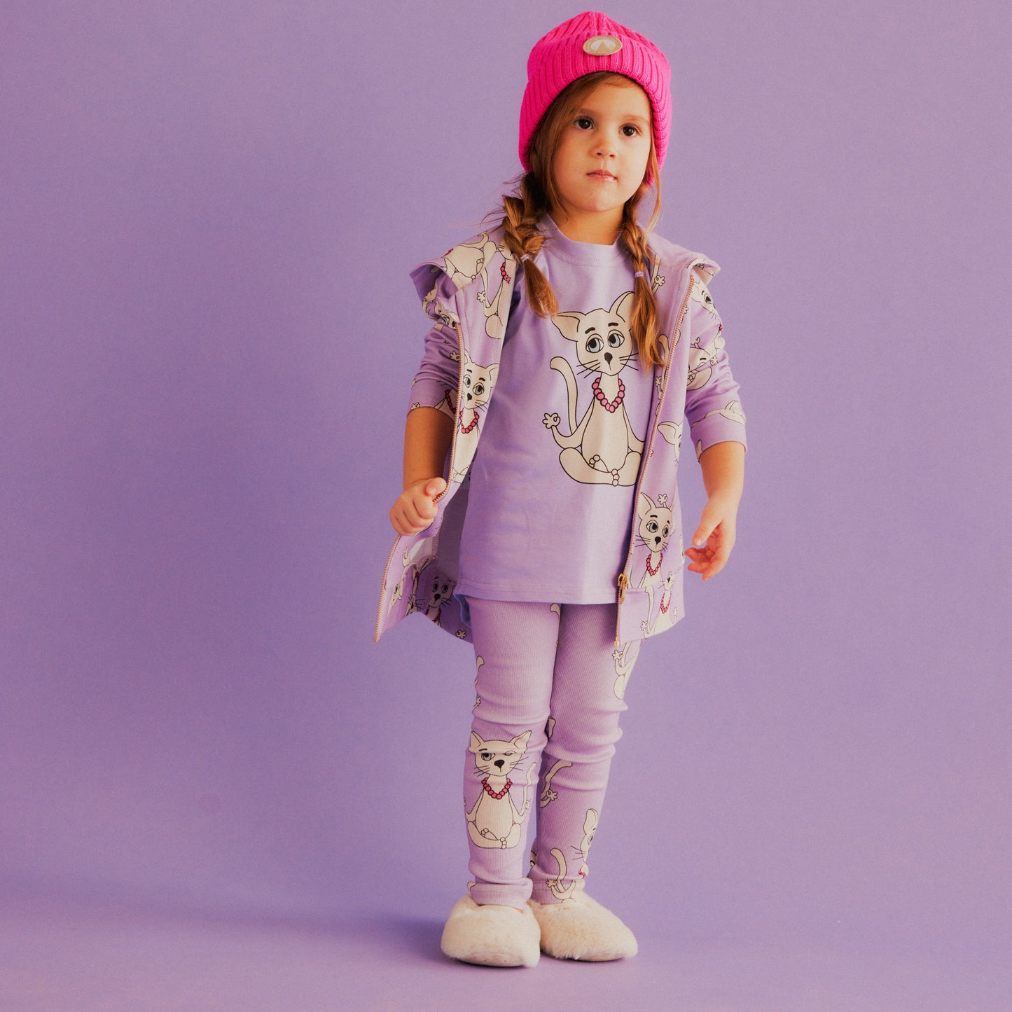 Girl wearing Dear Sophie organic Ribbed leggings- yogi cat