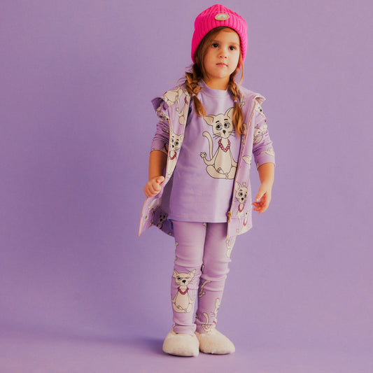 Girl wearing Dear Sophie organic Ribbed leggings- yogi cat