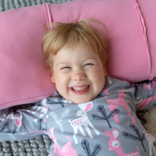 Girl wearing PaaPii Aamu nightgown- gray/light pink bambi