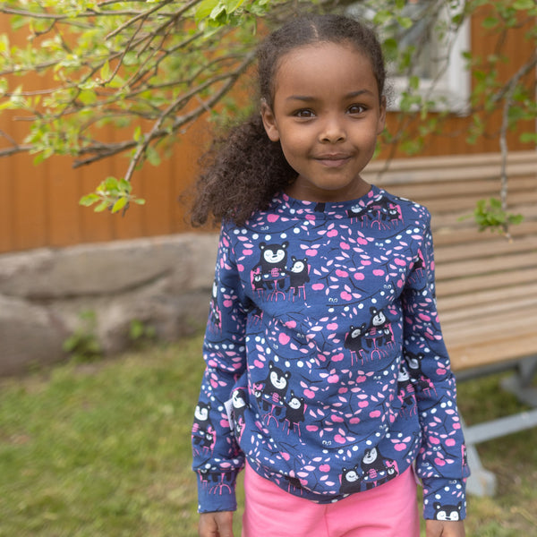 Girl wearing PaaPii Organic Alpi sweatshirt- blueberry & pink garden party