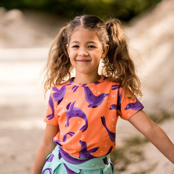 Girl wearing Mullido t-shirt