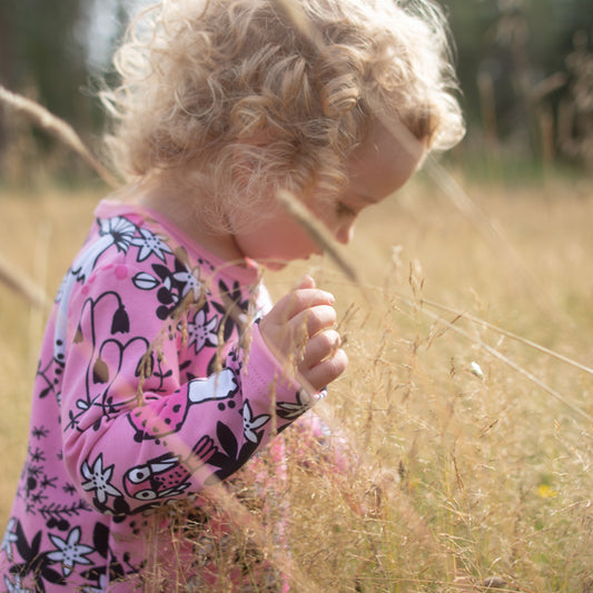 Girl wearing PaaPii Sara sweatshirt dress- mosspath light pink