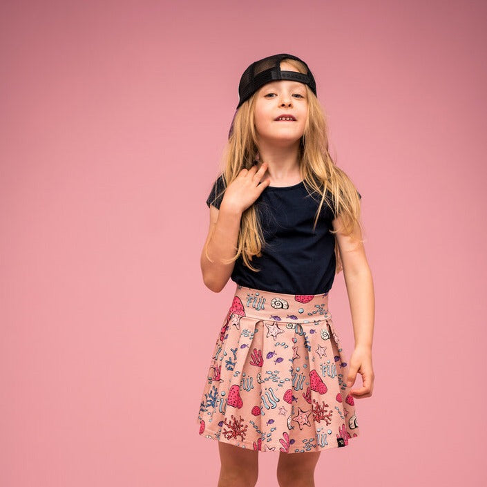 Girl wearing Mullido organic T-shirt- navy blue