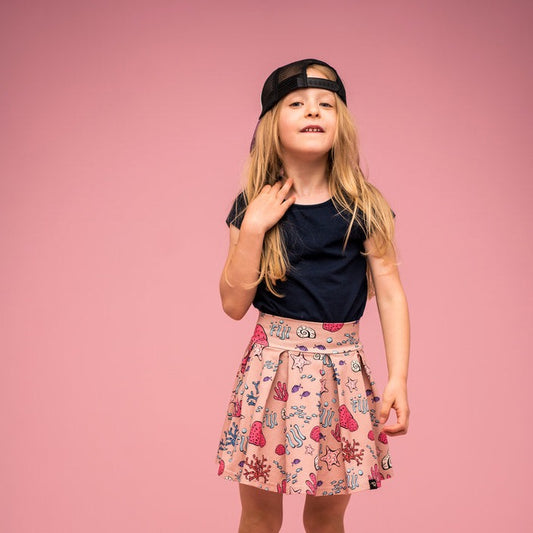 Girl wearing Mullido organic T-shirt- navy blue