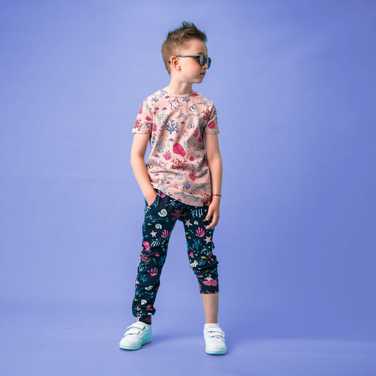 Boy wearing Mullido organic T-shirt- sand Fiji