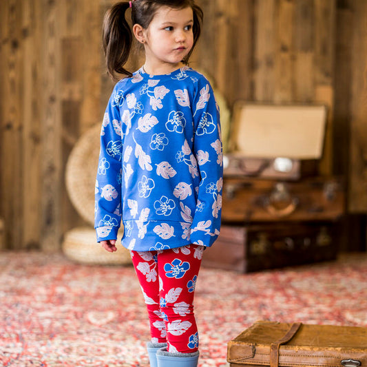 Girl wearing Mullido organic Leggings- red flowers