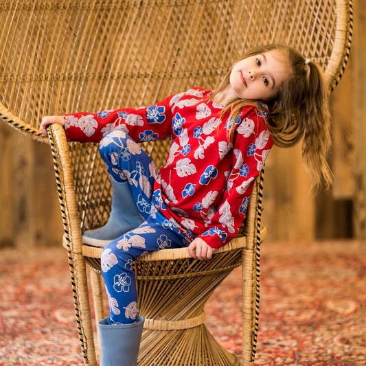 Girl wearing Mullido organic Sweatshirt- red flowers