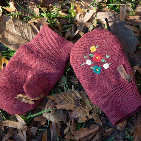 Little Green Radicals organic Knitted mittens- hazelnut embroidered, closeup