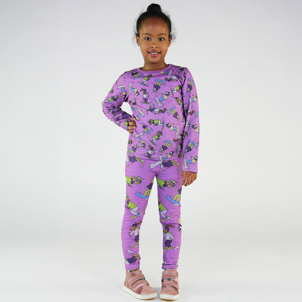 Girl wearing Smafolk organic Leggings- skiing, dusty lavender