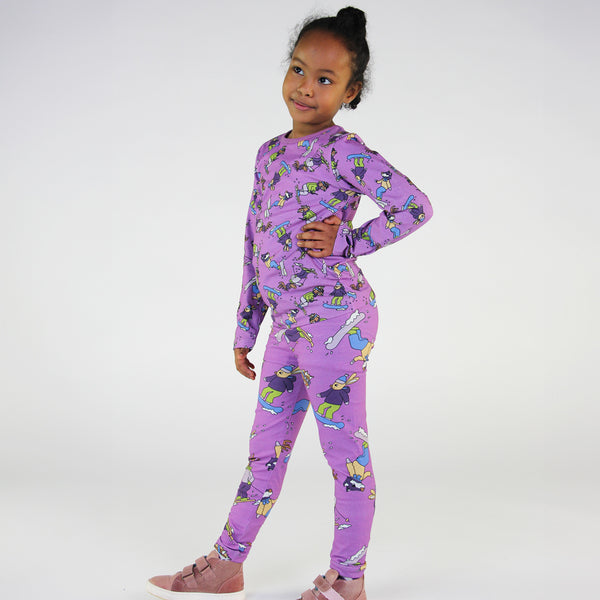 Girl wearing Smafolk organic Leggings- skiing, dusty lavender