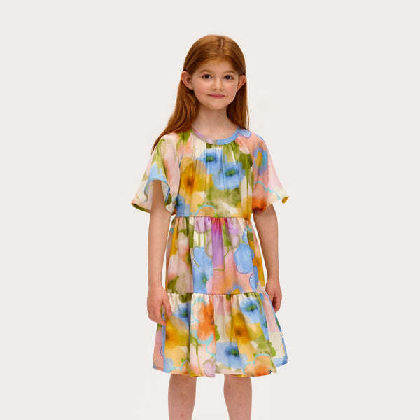 Girl wearing Mainio Short sleeve dress- bouquet
