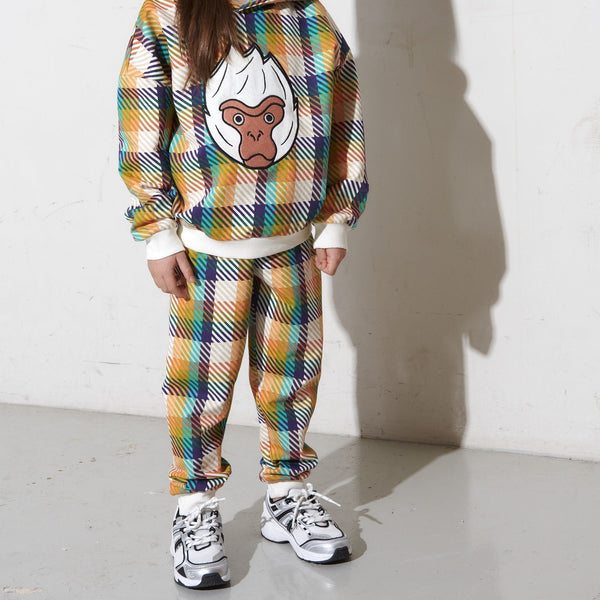 Girl wearing Mainio organic Sweatpants- plaid