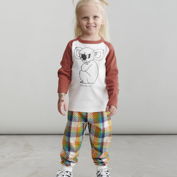 Girl wearing Mainio organic Sweatpants- plaid