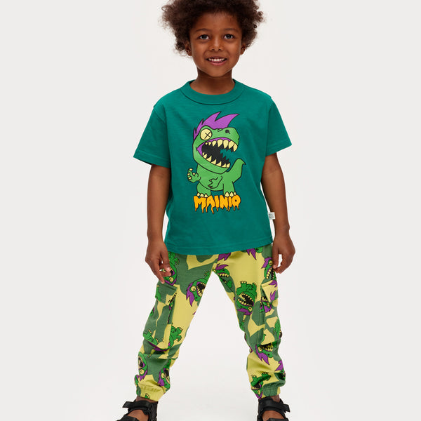 Boy wearing Mainio organic Cargo sweatpants- roar