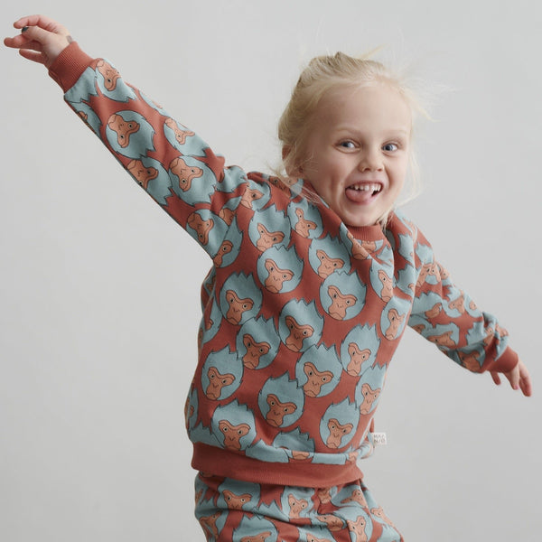 Girl wearing Mainio organic Sweatshirt- snow monkey