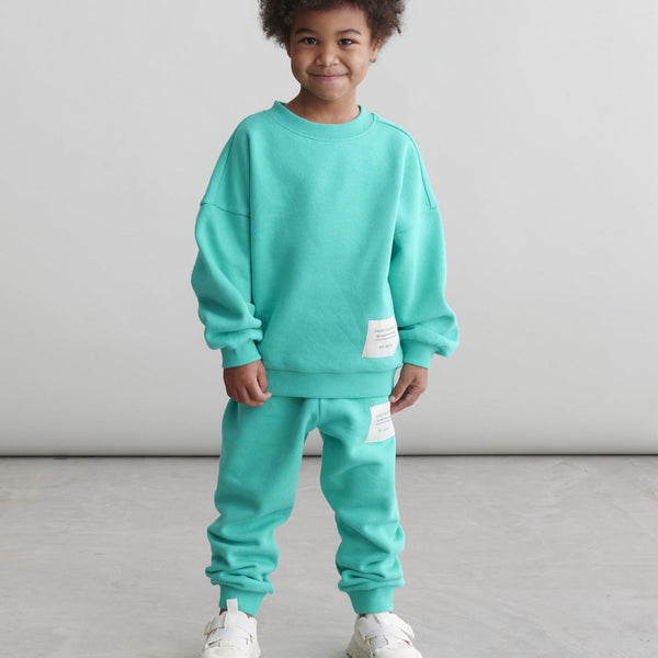 Boy wearing Mainio organic Sweatpants- Atlantis