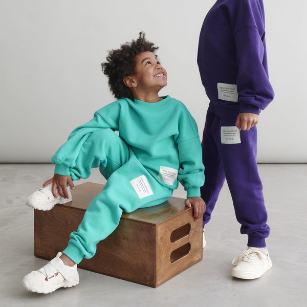 Boy wearing Mainio organic Sweatpants- Atlantis