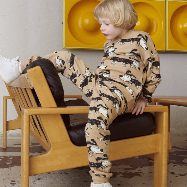 Boy wearing Mainio organic Sweatpants- jog dog