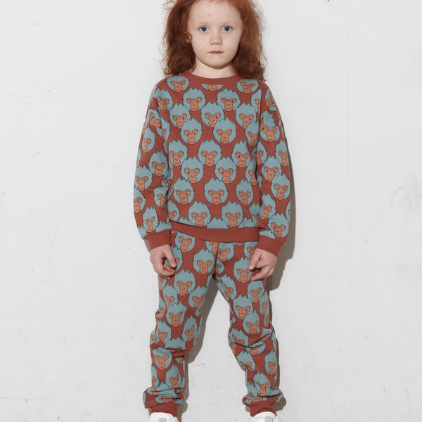 Boy wearing Mainio organic Sweatpants- snow monkey