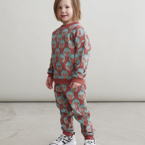 Boy wearing Mainio organic Sweatpants- snow monkey