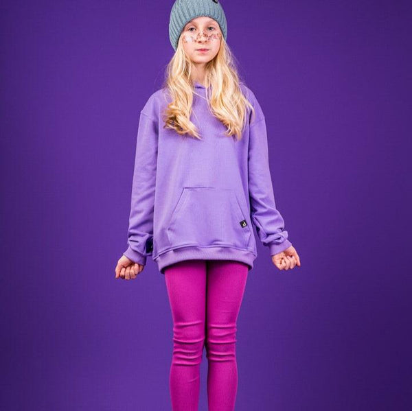 Girl wearing Mullido organic Ribbed leggings- fuchsia