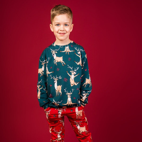 Boy wearing Mullido organic Sweatshirt- green reindeer